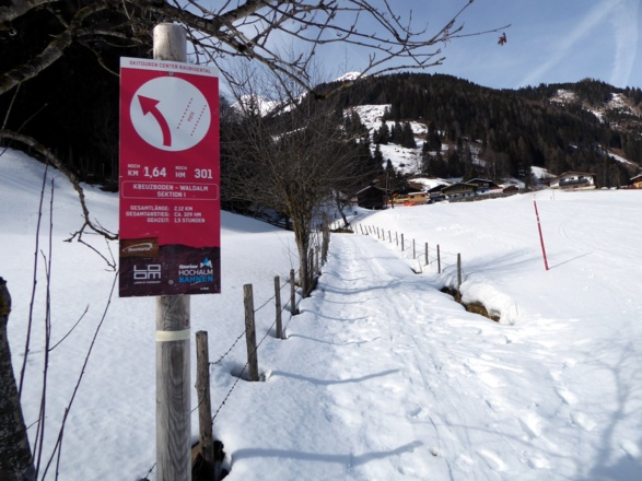 Kurz nach dem Startpunkt Kreuzbodenlift-Talstation zweigt die Route in das Gelände ab.