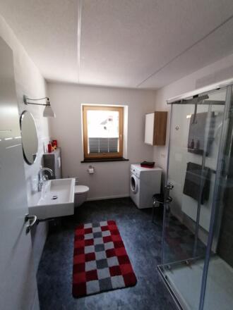 Badezimmer mit Waschmaschine