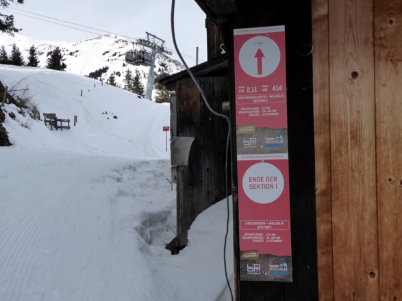 Bei der Bergstation der Kreuzbodenbahn führt der Aufstieg schon wieder weg von der Piste.