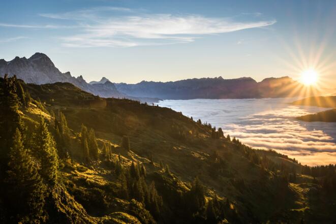 Sonnenaufgang hinter dem Hochkönig, links das Birnhorn vom Spielberghorn über den Spielbergalmen gesehen.