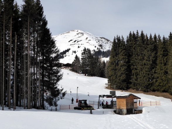 Der Aufstieg führt links am Tellerlift entlang. In der Bildmitte der Baukogel.