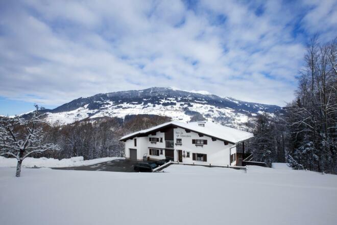 Haus Schwarzhorn mit Blick zum Bartholomäberg