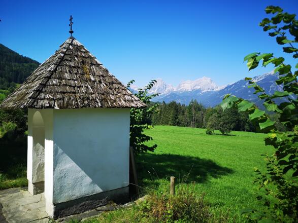 Bildstock Hammerl mit Blick auf das Bergmassiv des Toten Gebirges