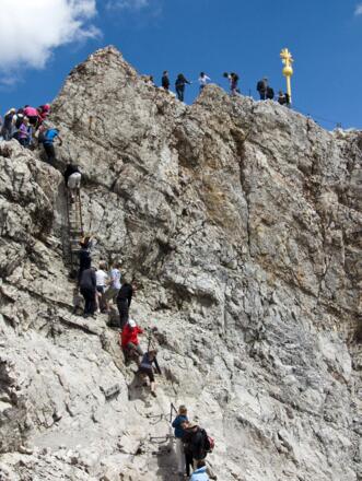 Beim Gipfelanstieg kommt es nicht selten zum Stau.