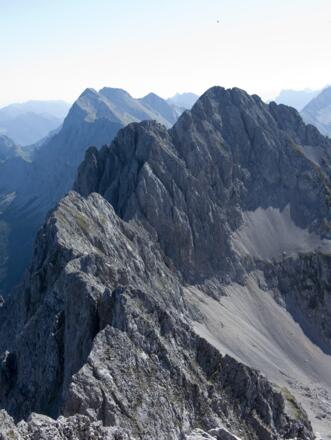 In nächster Gipfelnachbarschaft: die markante Hochkarspitze