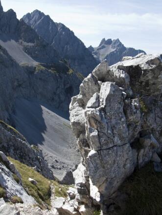 Im Nahbereich dominieren wilde Felsenberge (hier Tiefkarspitze und Westliche Karwendelspitze)