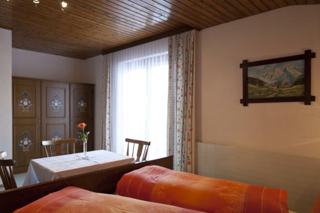 Schlafzimmer zur Wohnung 2 mit Balkon