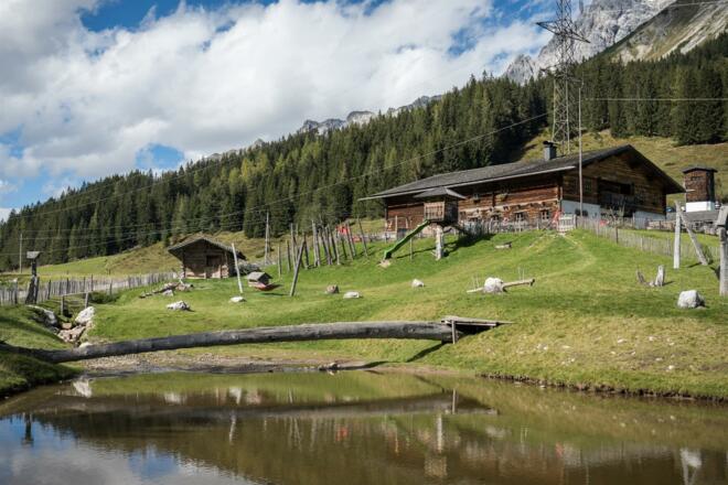 Spielplatz und Teich