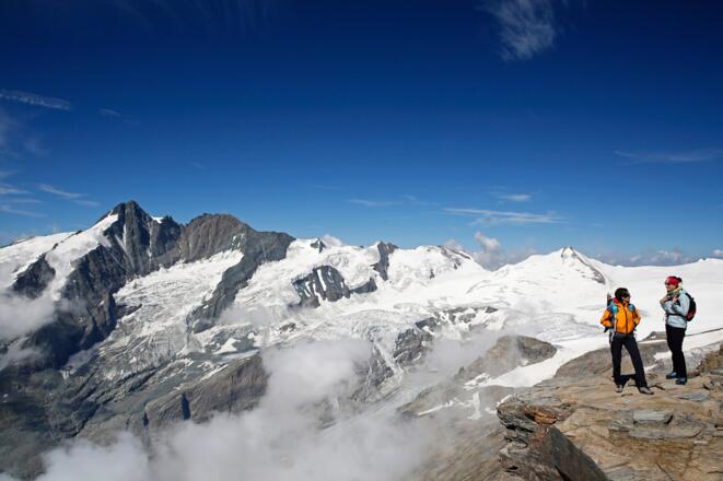Gipfelratsch am Fuscherkarkopf, im Hintergrund der Großglockner (l.).