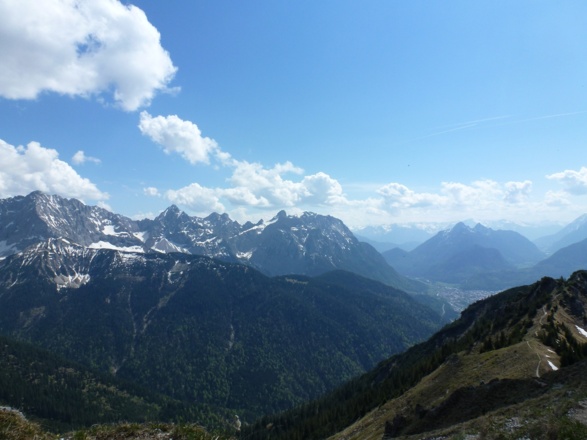 Das westliche Ende der nördlichen Karwendelkette mit dem davorliegenden Steinkarspitzen-Kamm.