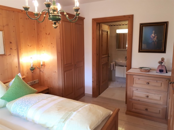 Schlafzimmer mit Blick ins Bad.