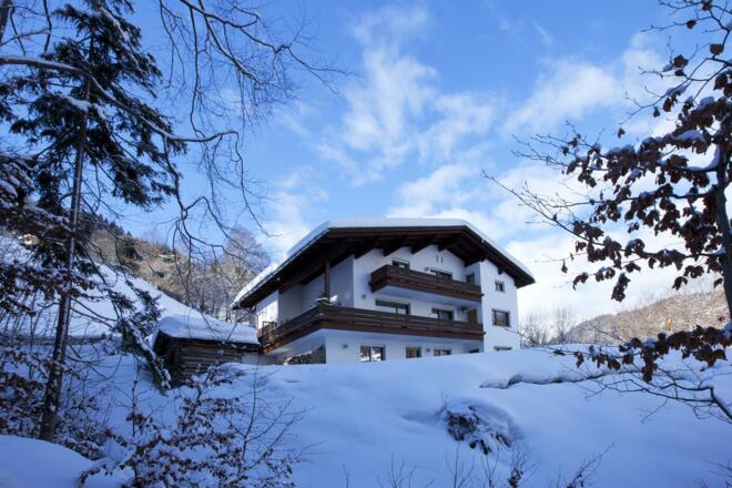 Winteransicht vom Haus