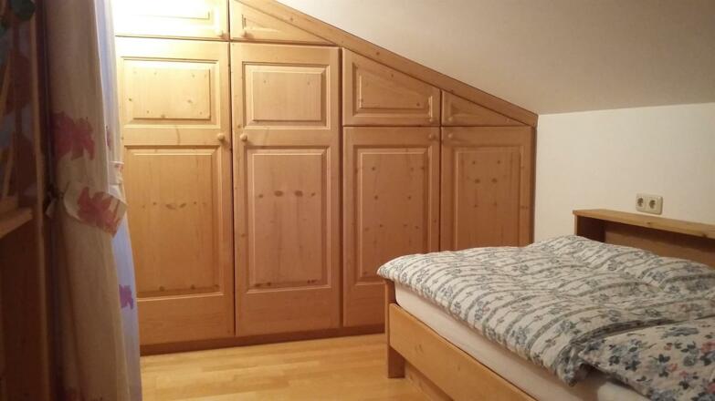 Massivholz-Einbauschrank