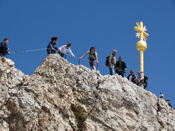 Das viel besuchte goldene Gipfelkreuz der Zugspitze.
