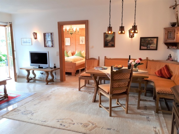 Esstisch mit Blick ins Schlafzimmer