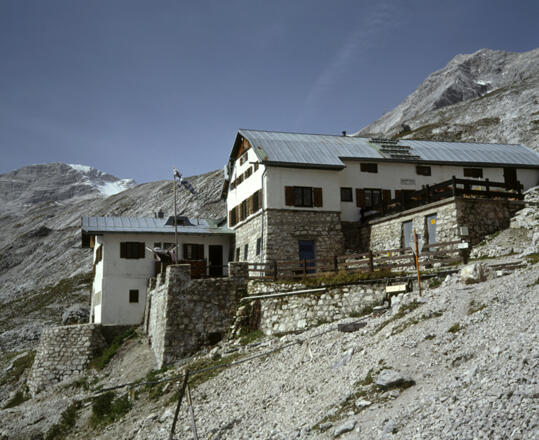 Am unteren Rand des Platts steht die Knorrhütte.