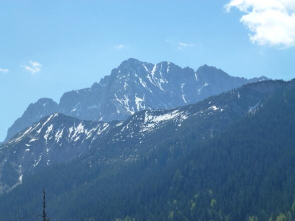 Aus dem Tal spitzt der Wörner keck hinter dem Steinkarspitzen-Kamm hervor.
