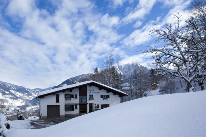 Haus mit Blick ins Tal