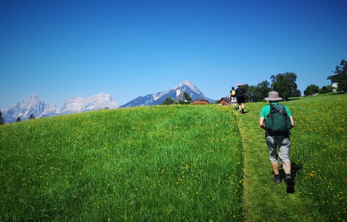 Benedikt-Pilger auf dem Weg nach Vorderstoder