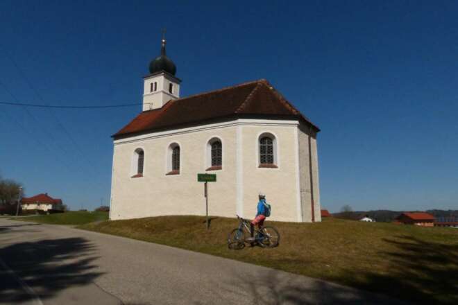 Radler vor der Kapelle zu Schlicht