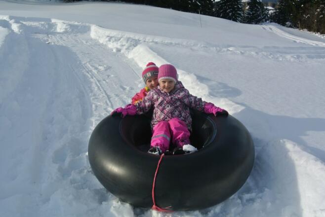 Rodeln mit einem Traktorreifen, schon mal ausprobiert?