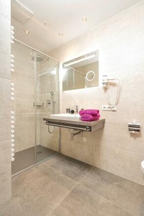 Badezimmer Dreibettzimmer