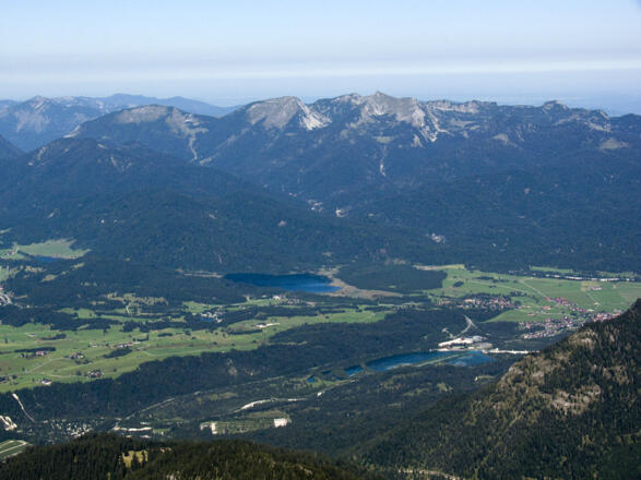 Gipfelschau über Wagenbrüchsee, Barmsee und Isarstausee zum Estergebirge