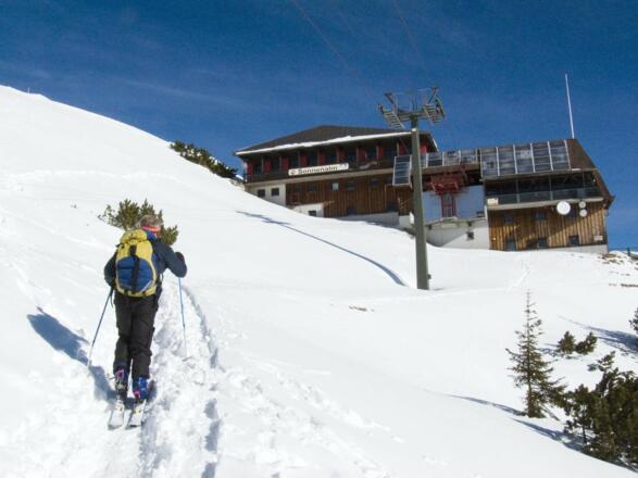 Kurz unter dem Gipfel endet die Seilbahn.