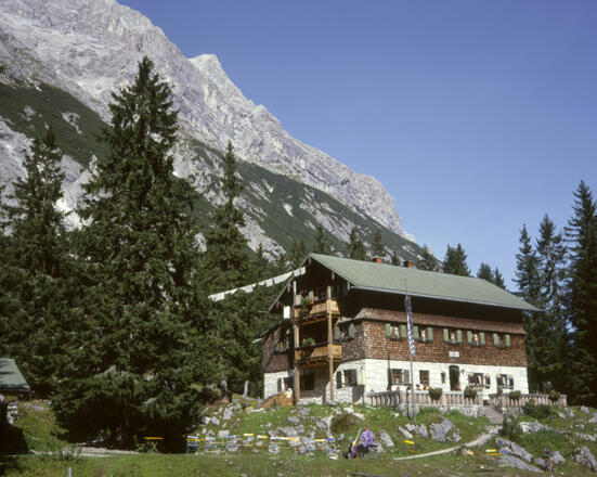 Erster Stützpunkt ist die Reintalangerhütte.