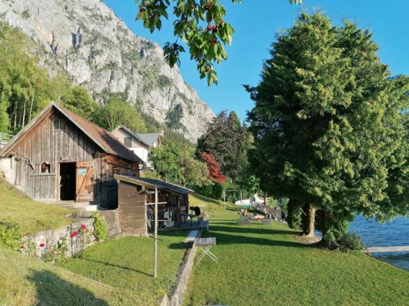 Seegrund mit Badehütte