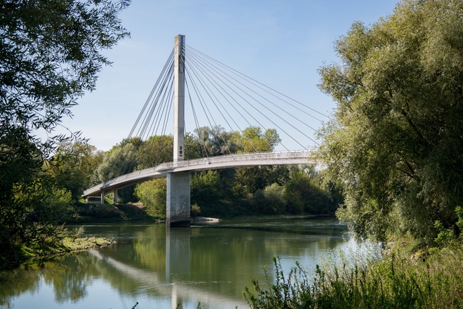 Die Brücke Charbonnières-les-Bains in Bad Abbach führt zur Freizeitinsel jenseits der Donau