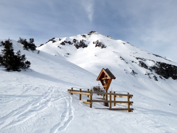 Das Andachtskreuz ist von der Waldalmbahn-Bergstation nur wenige Minuten entfernt.