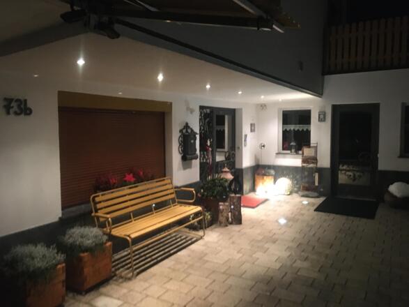 Haupteingang bei Nacht