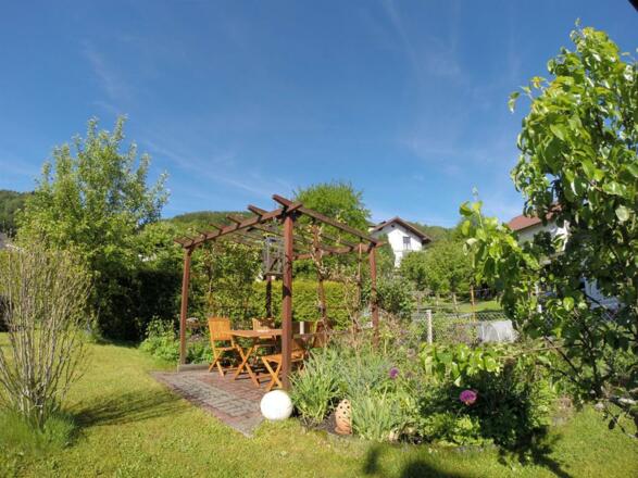 Garten mit Laube und Essbereich