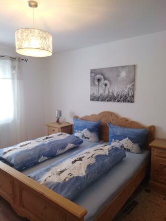 Schlafzimmer mit Doppelbett 180x200