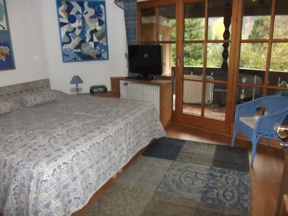 Schlafzimmer mit Fernseher