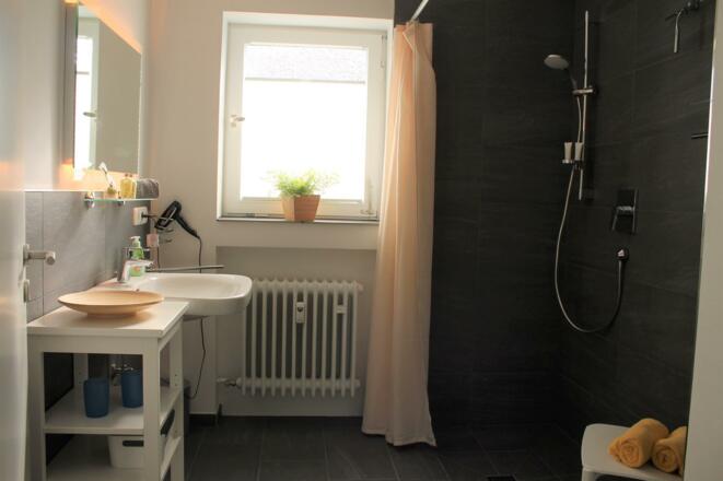 Badezimmer mit Dusche
