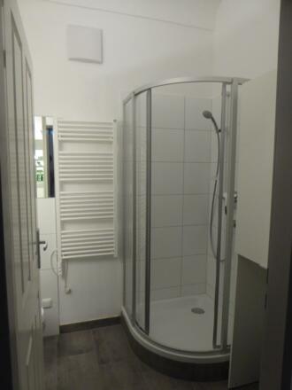 Badezimmer mit Dusche 1b