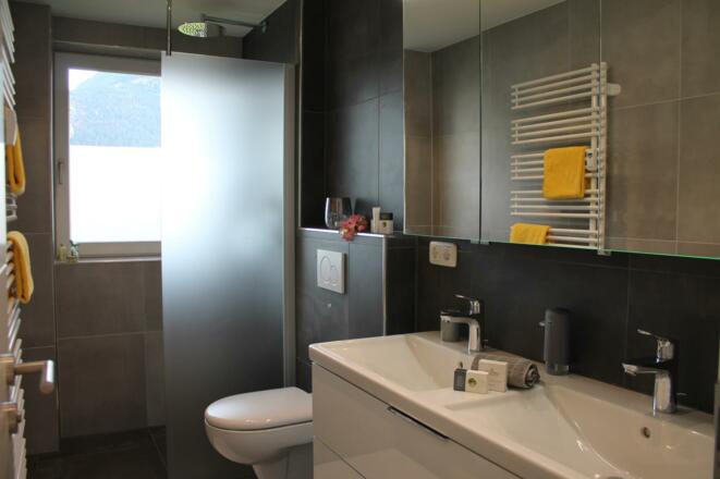 Badezimmer mit Doppelwaschbecken und Dusche