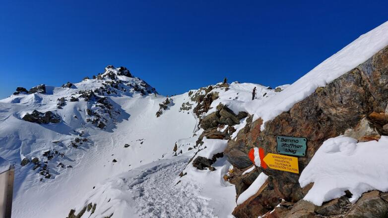 Der kurze Fußweg von der Glungezerhütte Richtung Sonnenspitze zum Beginn der Abfahrt.