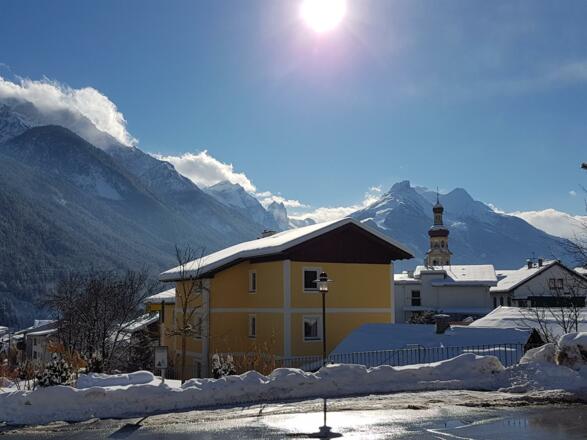 Hausansicht von der Skibuss- Haltestelle