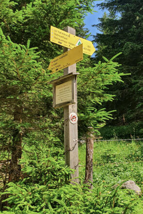 Wegweiser an der Abzweigung zur Hiaslalm.