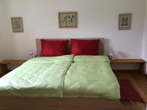 Schlafzimmer mit Doppelbett