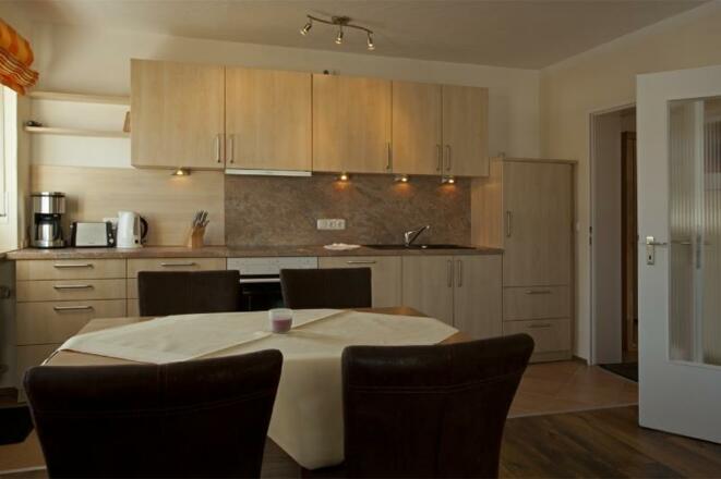 Esstisch mit offener Küche