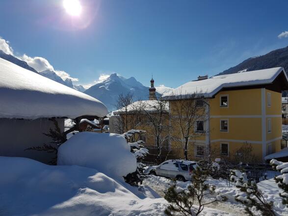 Hausansicht vom Stubaitalbahnhof kommend
