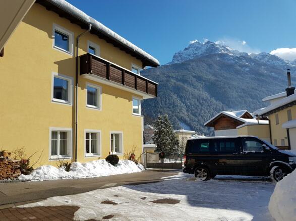 Privater gesicherter Parkplatz