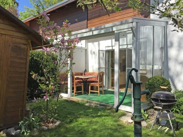 Garten und Terrasse im Frühling