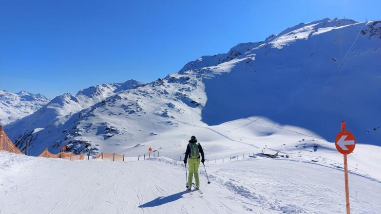 Kurze Abfahrt vom Schartenkogel. Im Schatten der Osthang, links unsere Route über den Nordostgrat, rechts oben das Gipfelkreuz.