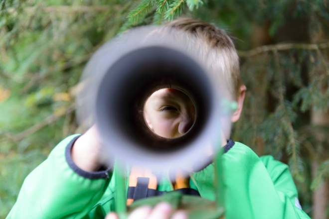 Mit dem Fernrohr in den Wald schauen