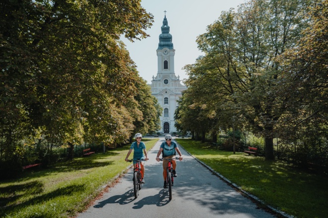 Radfahrer am Donauradweg Stift Engelszell